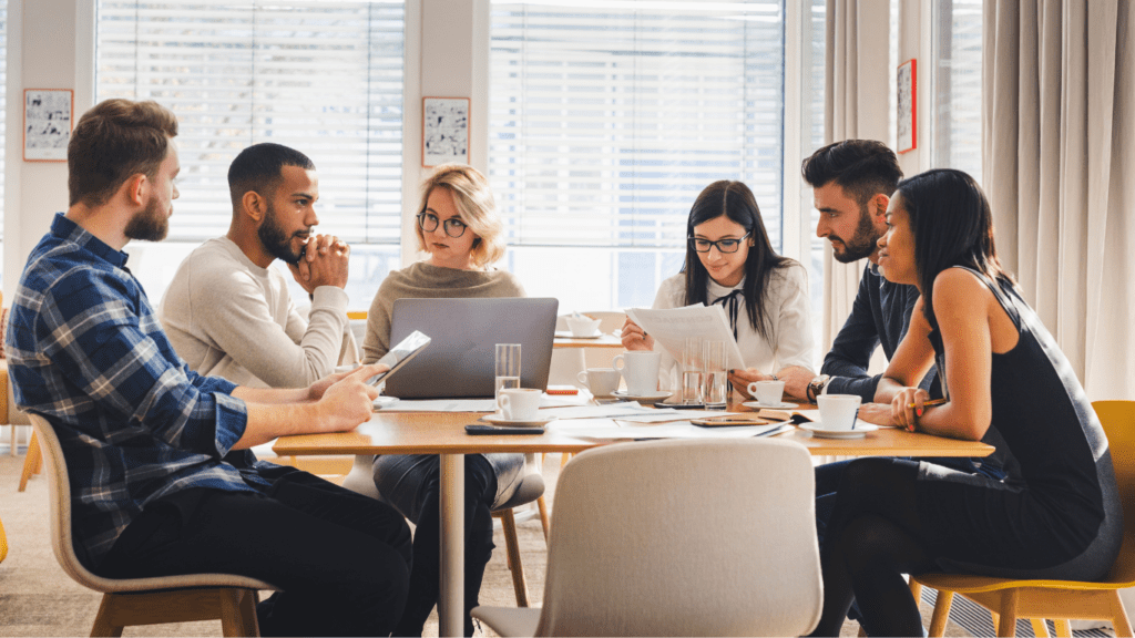 Comment encourager une communication transparente - équipe en rencontre