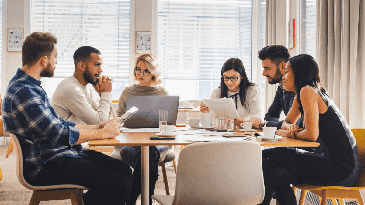 Comment encourager une communication transparente – équipe en rencontre